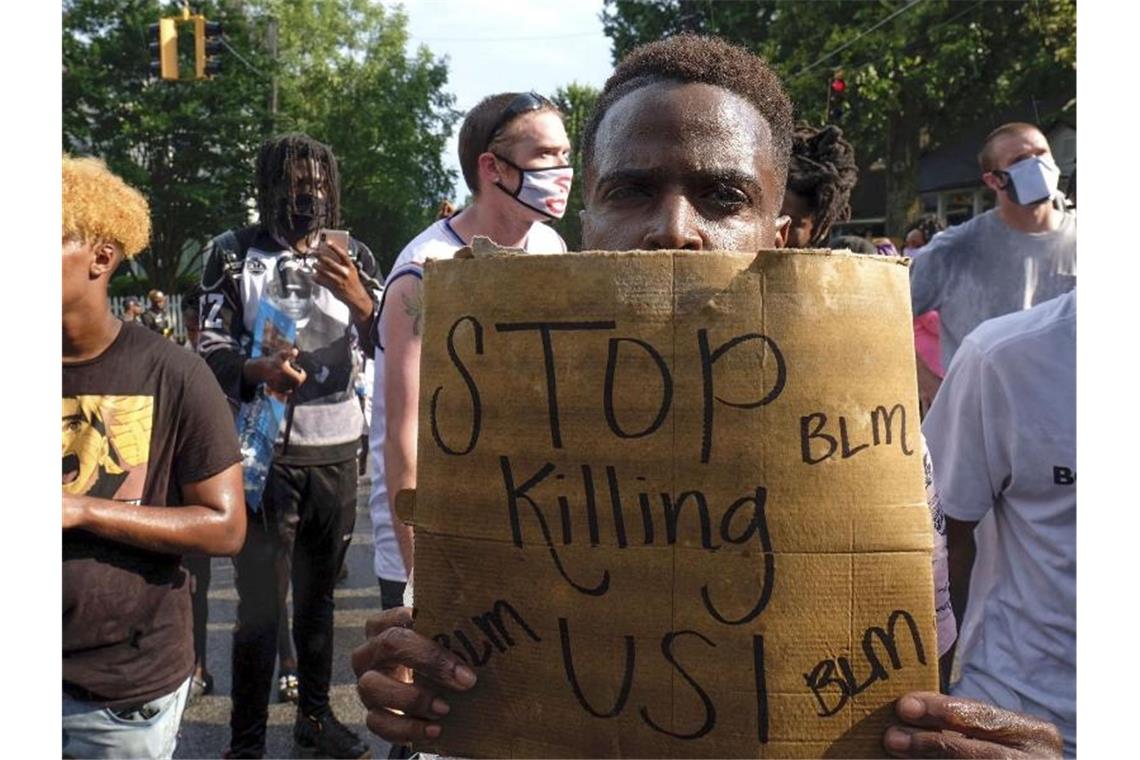 Empörung über Polizei in Atlanta Demonstranten in Atlanta fordern ein Ende der Polizeigewalt gegen Schwarze. Foto: Ben Gray/Atlanta Journal-Constitution/AP/dpa