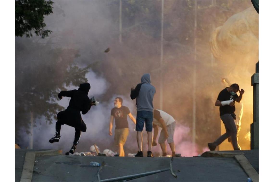 Demonstranten in Belgrad stoßen bei Protesten mit Polizisten zusammen. Foto: Darko Vojinovic/AP/dpa