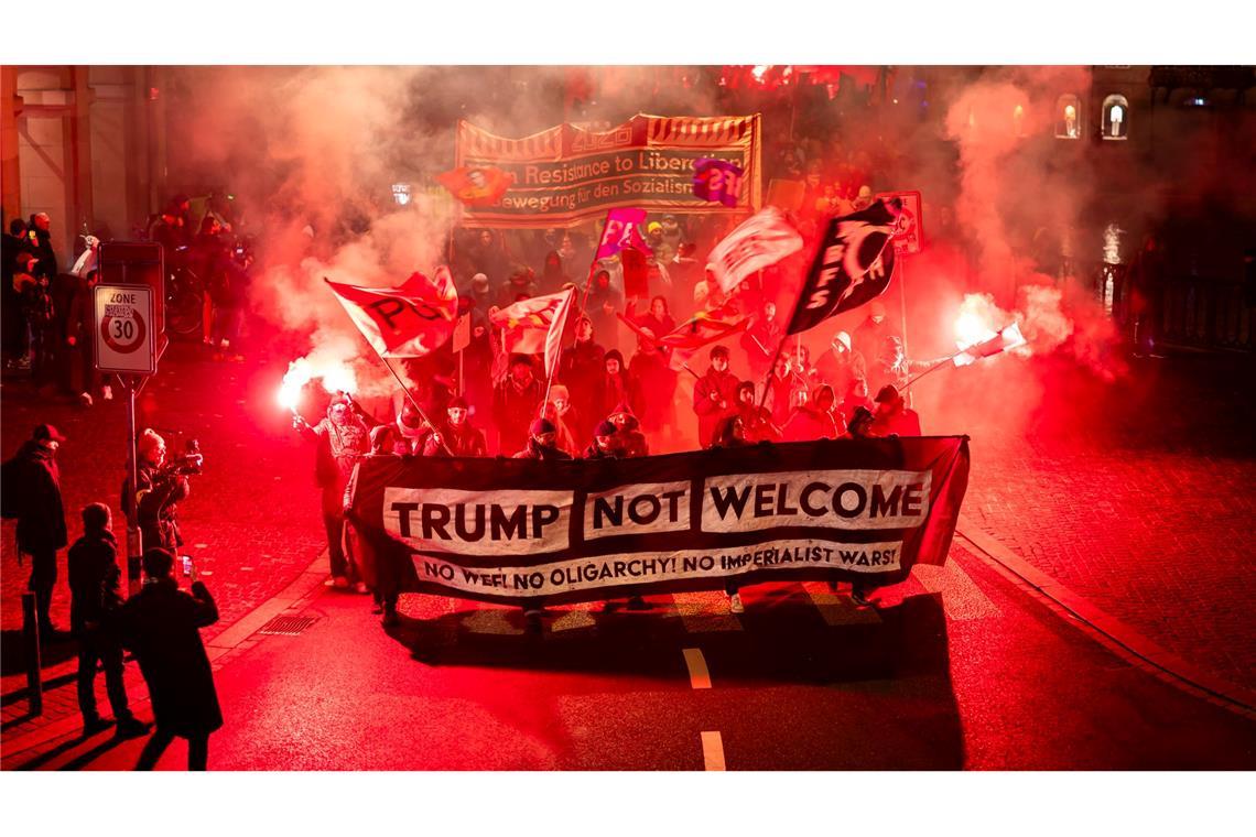 Demonstranten in Davos halten ein Transparent mit der Aufschrift "Trump Not Welcome" während einer Kundgebung gegen das Weltwirtschaftsforum (WEF) und den Besuch von US-Präsident Trump in der Schweiz.