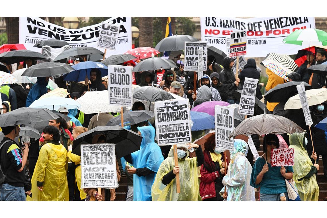 Demonstranten in den USA verurteilen den US-Angriff auf Venezuela.