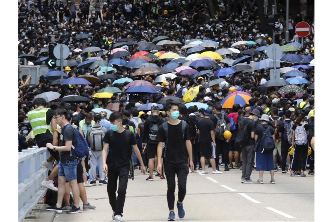 Demonstranten in der Nähe des Regierungssitzes. Foto: Kin Cheung/AP