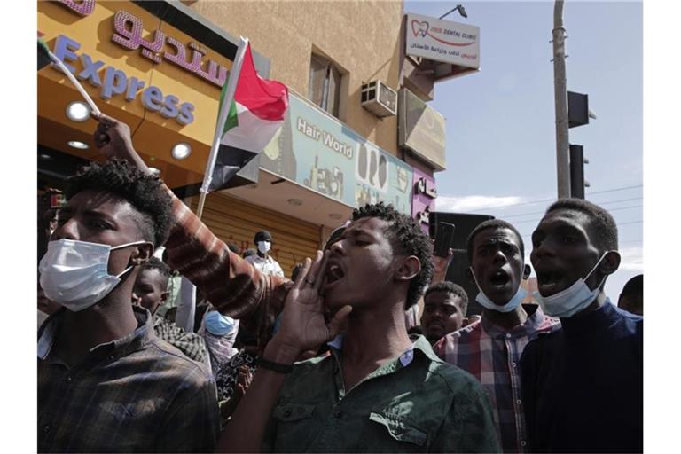 Demonstranten in der sudanesischen Hauptstadt Khartoum skandieren Slogans gegen den Militärputsch vom Oktober 2021. Foto: Marwan Ali/AP/dpa