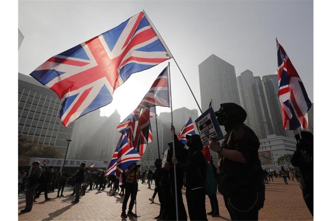 Demonstranten in Hongkong zeigen im Dezember 2019 auch Fahnen der ehemaligen Kolonialmacht Großbritannien. Foto: Lee Jin-Man/AP/dpa