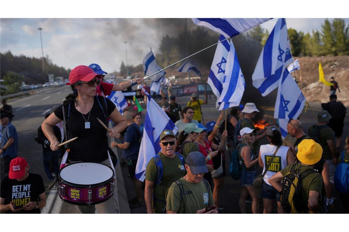 Streik in Israel aus Solidarität mit den Hamas-Geiseln Demonstranten in Israel fordern die Freilassung der Hamas-Geiseln.