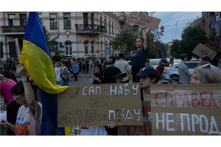 Demonstranten in Kiew protestieren gegen die Entscheidung, den Antikorruptionsbehörden die Unabhängigkeit zu entziehen.