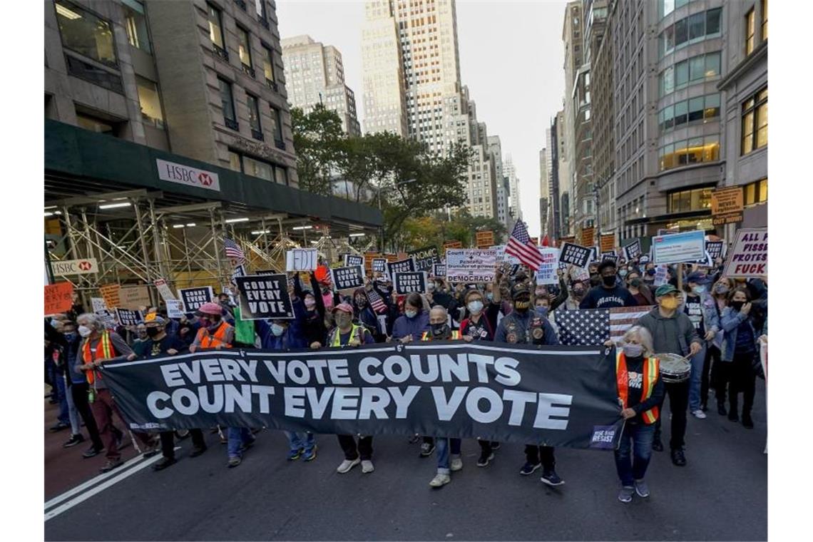 Demonstranten in New York fordern, alle Stimmen zu berücksichtigen. Foto: Frank Franklin II/AP/dpa
