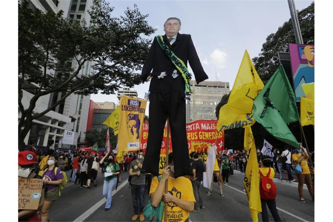Brasiliens Präsident Bolsonaro unter Korruptionsverdacht Demonstranten in São Paulo fordern den Rücktritt des brasilianischen Präsidenten Jair Bolsonaro. Der Oberste Gerichtshof Brasiliens hat Ermittlungen gegen den brasilianischen Präsidenten Jair Bolsonaro wegen Korruptionsvorwürfen eröffnet. Foto: Nelson Antoine/AP/dpa