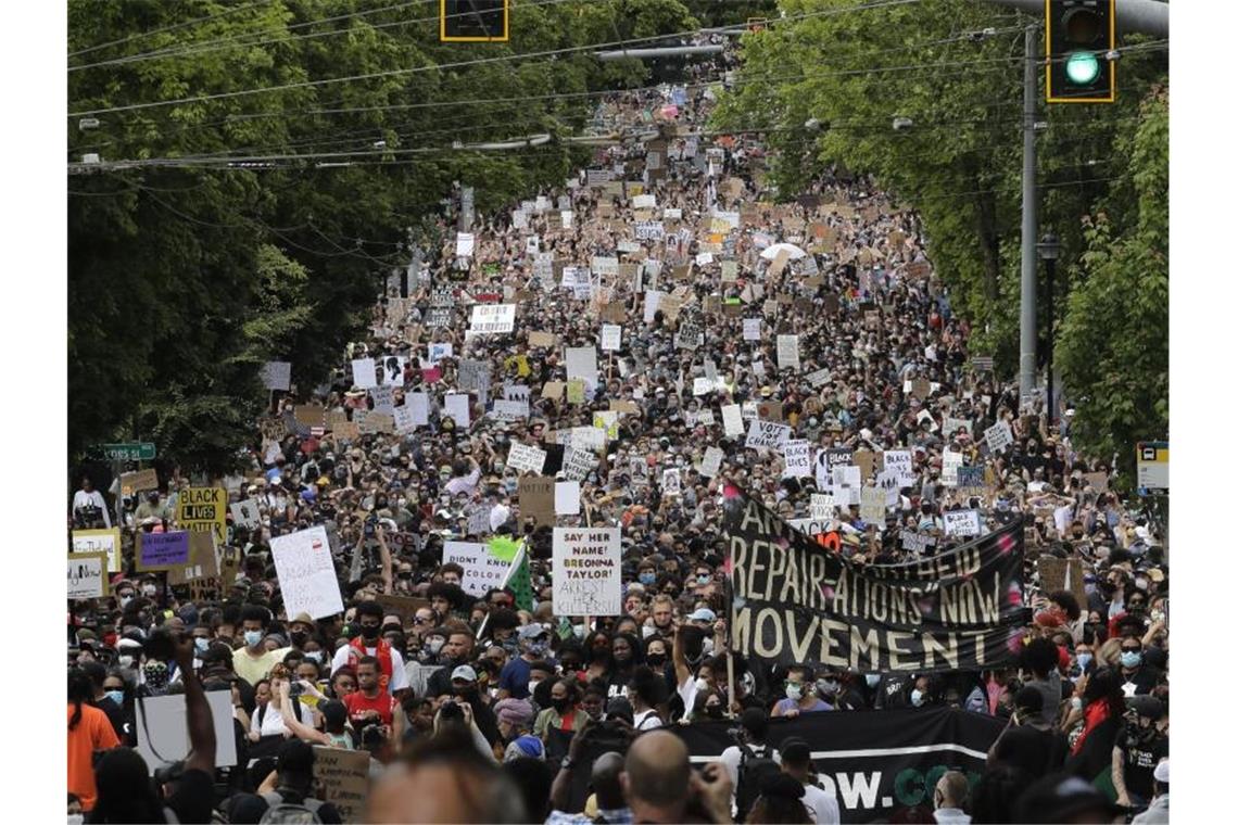Demonstranten in Seattle gedenken dem Ende der Sklaverei in den USA. Foto: Ted S. Warren/AP/dpa
