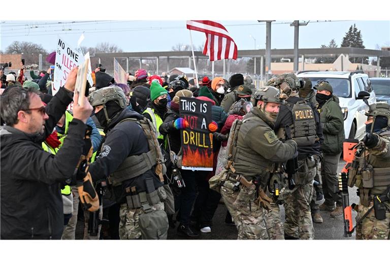 Demonstranten konfrontieren Bundesbeamte vor dem Bishop Henry Whipple Federal Building.