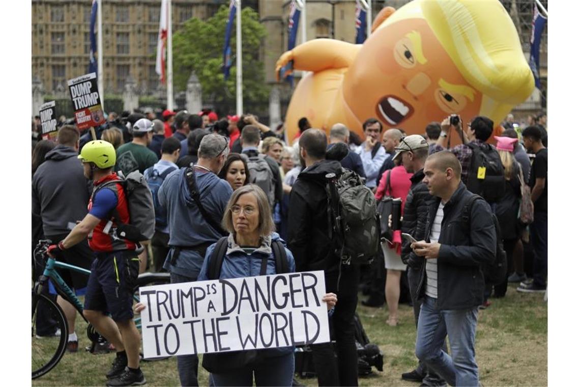 Trump verspricht Briten „phänomenales“ Handelsabkommen Demonstranten lassen das Trump-Baby aufsteigen. Foto: Matt Dunham/AP