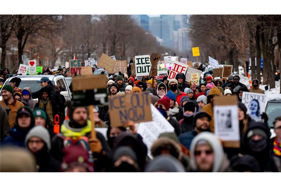 Demonstranten marschieren während einer Kundgebung für eine Frau, die Anfang der Woche von einem ICE-Beamten in Minneapolis erschossen wurde.