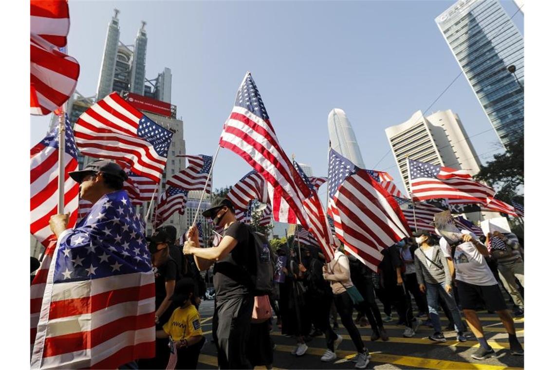 Demonstranten marschieren während einer Kundgebung zum US-Konsulat, um an US-Präsident Trumps' Unterstützung zu appellieren. Foto: Vincent Thian/AP/dpa