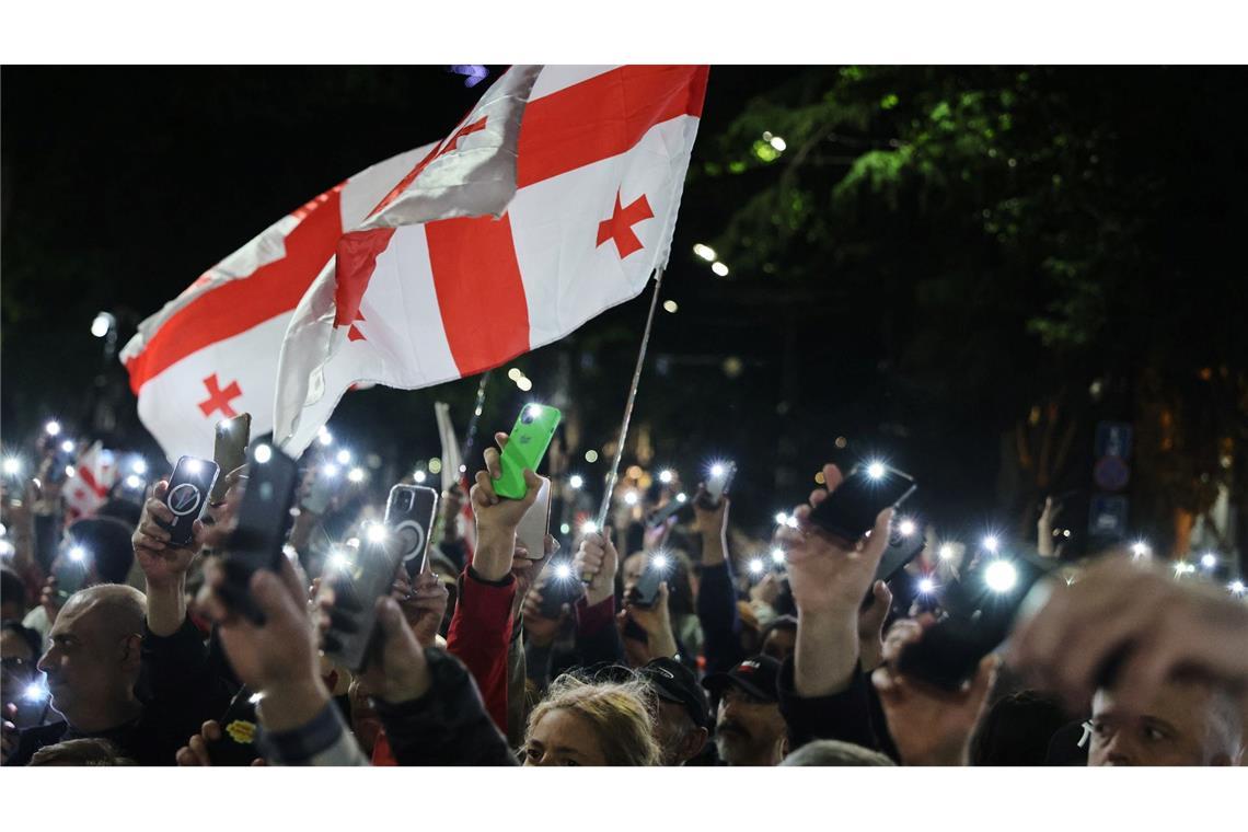 Demonstranten mit einer georgischen Nationalfahne nehmen an einer Kundgebung der Opposition anlässlich des Unabhängigkeitstages in Tiflis teil.