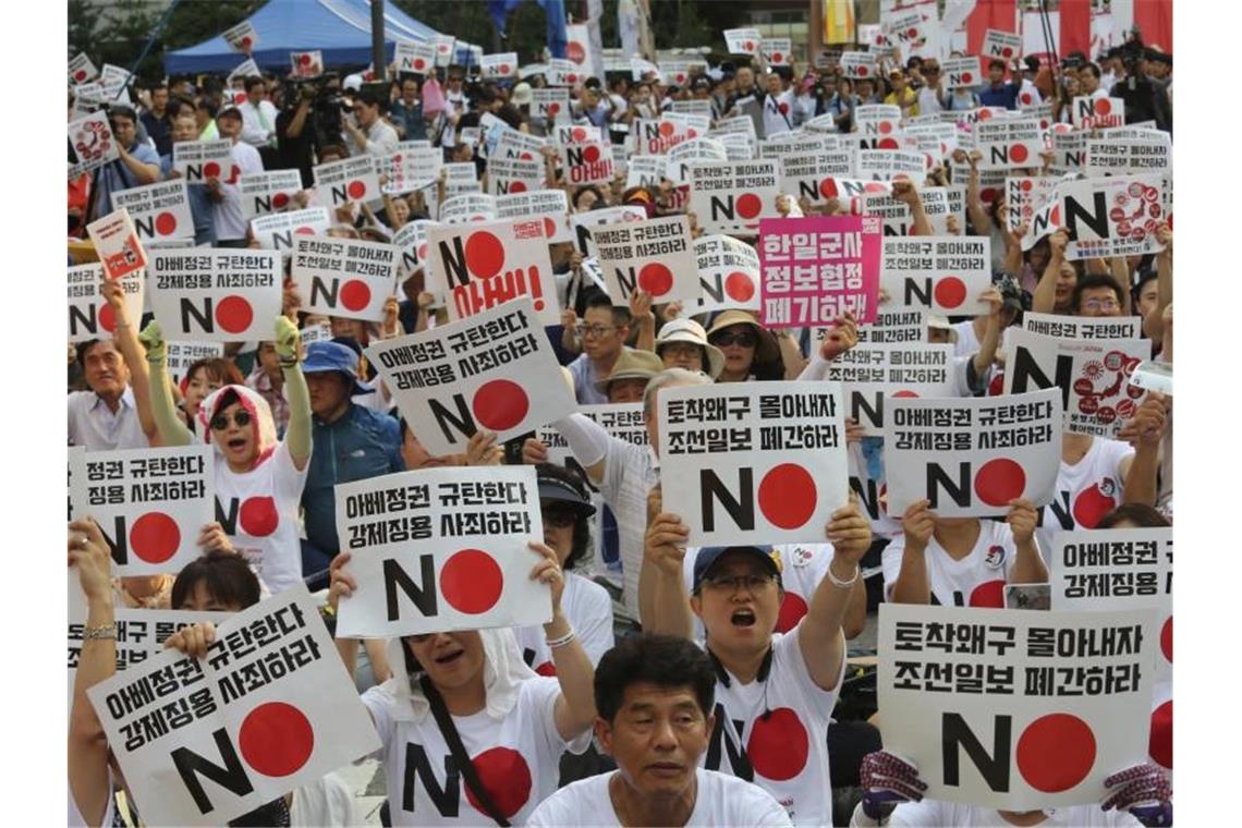 Demonstranten mit Schildern mit der Aufschrift „Wir verurteilen den japanischen Premierminister Shinzo Abe“ protestieren vor der Botschaft Japans in Seoul gegen Handelsbeschränkungen. Foto: Ahn Young-Joon/AP
