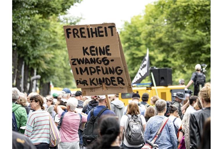 Demonstranten nahmen in Berlin trotz Verbots an Demos gegen die Corona-Maßnahmen teil. Foto: Fabian Sommer/dpa
