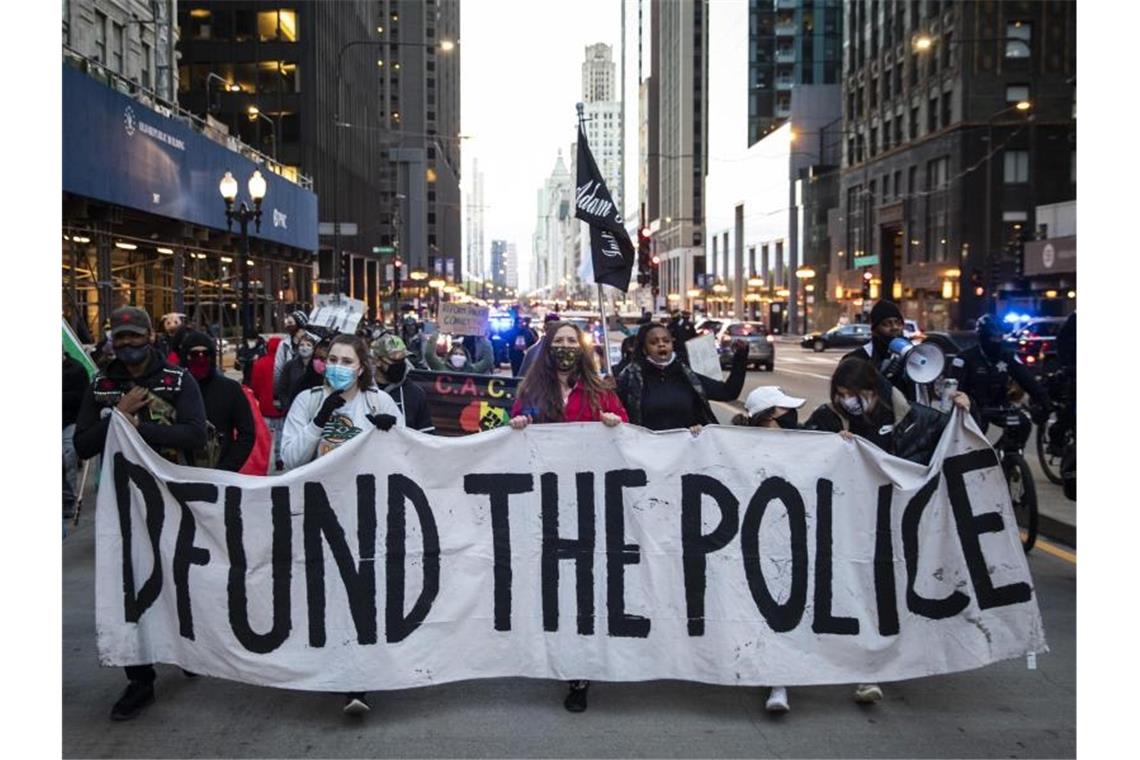 Demonstranten nehmen an einem Protestmarsch nach dem Tod von Daunte Wright teil. Foto: Ashlee Rezin Garcia/Chicago Sun-Times/AP/dpa