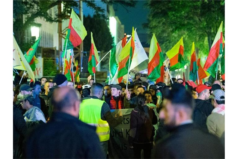 Demonstranten nehmen an einer Demonstration gegen die türkische Militäroffensive in Nordsyrien teil. Foto: Sebastian Gollnow/dpa