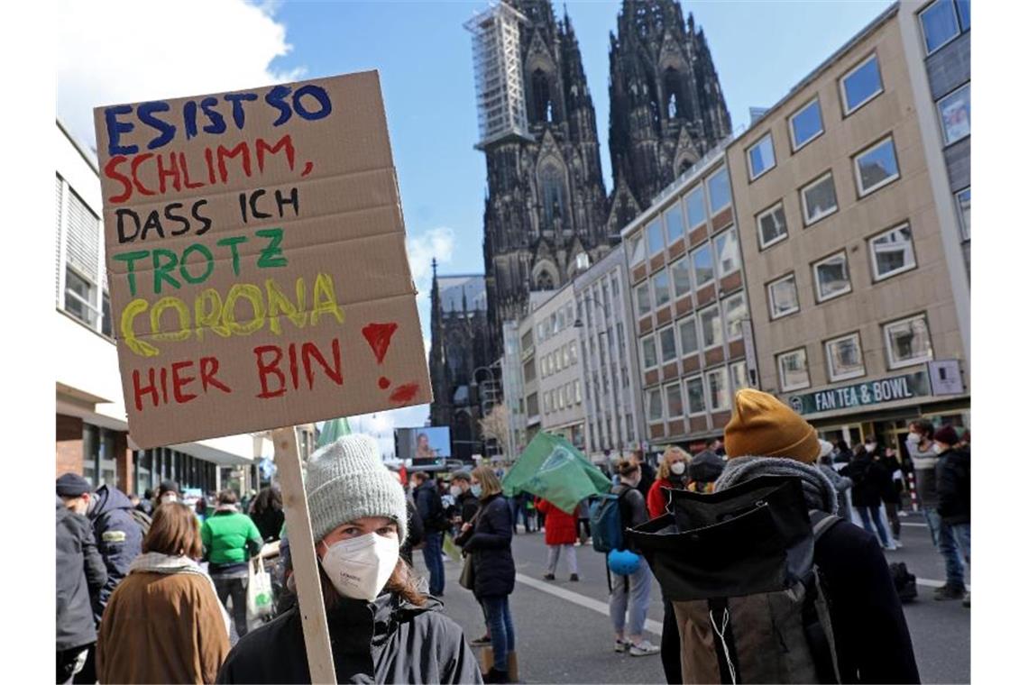 Zehntausende für Klimaschutz unterwegs - Thunberg in Berlin Demonstranten nehmen an einer Kundgebung der Bewegung Fridays For Future teil. Foto: Oliver Berg/dpa