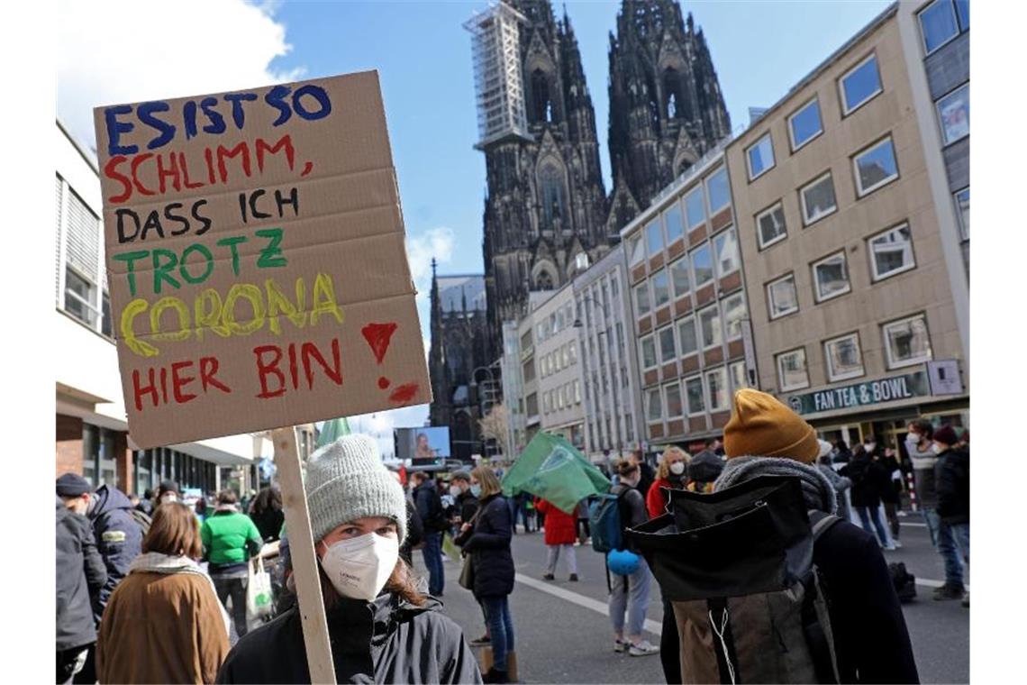 Demonstranten nehmen an einer Kundgebung der Bewegung Fridays For Future teil. Foto: Oliver Berg/dpa