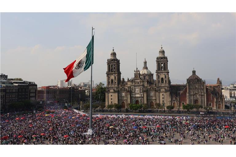 Demonstranten nehmen an einer Kundgebung zum Internationalen Frauentag teil.