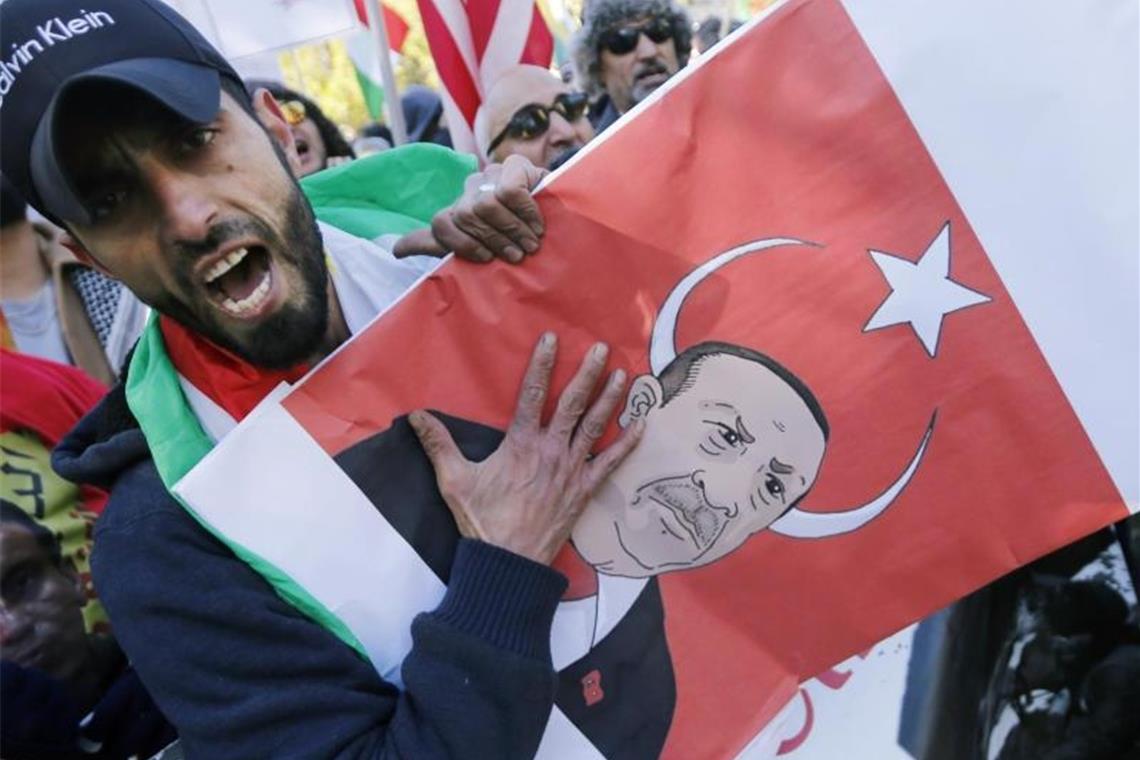 Demonstranten nehmen an einer Protestkundgebung gegen den Washington-Besuch des türkischen Präsidenten Erdogan teil. Foto: Steve Helber/AP/dpa