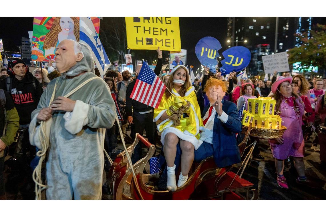 Bilder des Tages Demonstranten nehmen in Tel Aviv an einem Proteste gegen die Regierung und für die Freilassung von Geiseln teil.