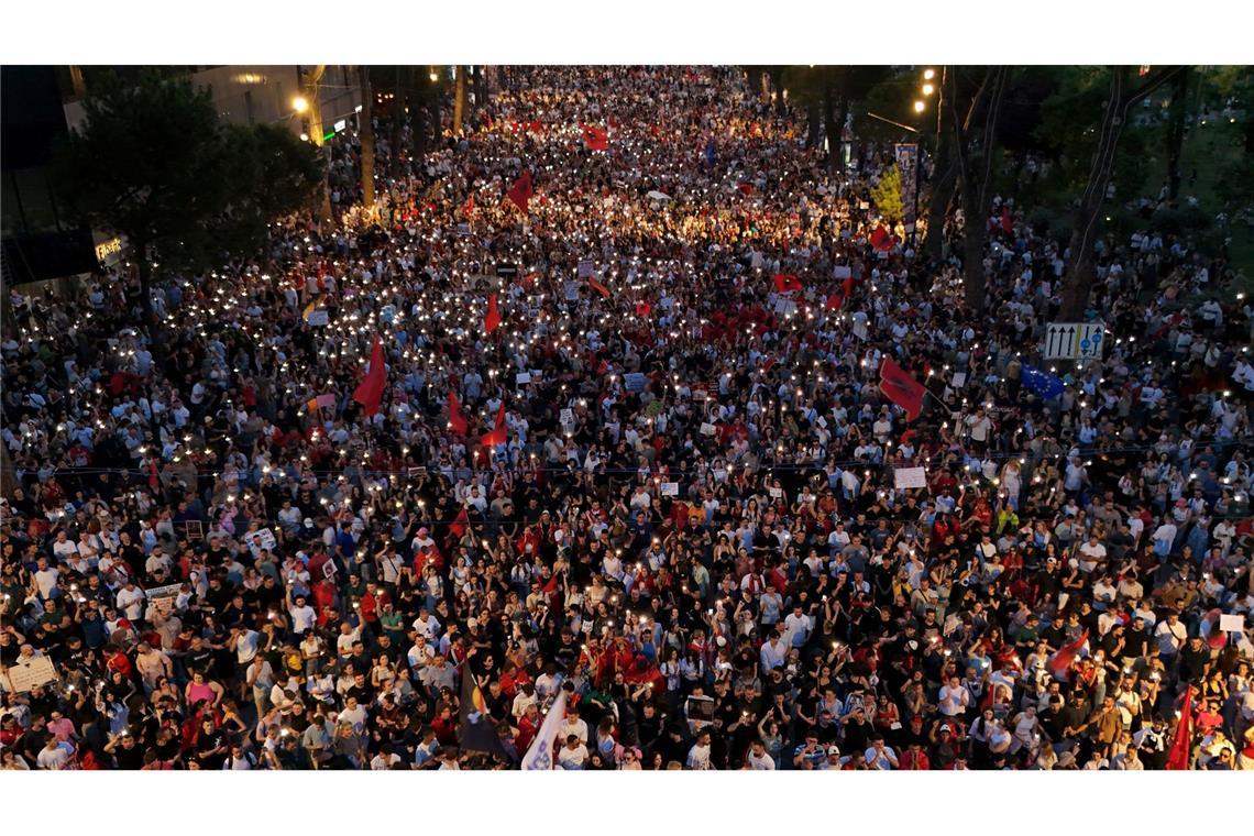 Demonstranten nehmen in Tirana an einer Kundgebung gegen den Bau eines Immobilienprojekts in Verbindung mit Jared Kushner und Ivanka Trump in der Lagune von Narta teil.