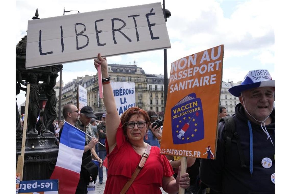 Demonstranten ohne Mund-Nasen-Schutz bei einer Protestaktion in der französischen Hauptstadt. Foto: Michel Euler/AP/dpa