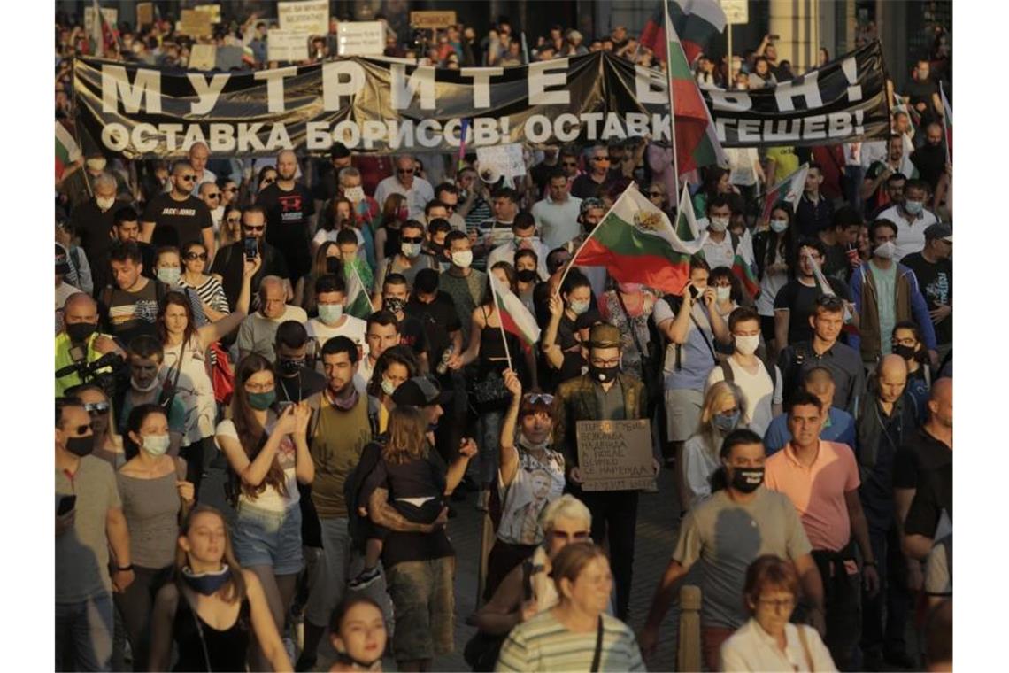 Proteste in Bulgarien vor Misstrauensvotum Demonstranten protestieren am 15. Juli gegen die Regierung. Foto: Valentina Petrova/AP/dpa