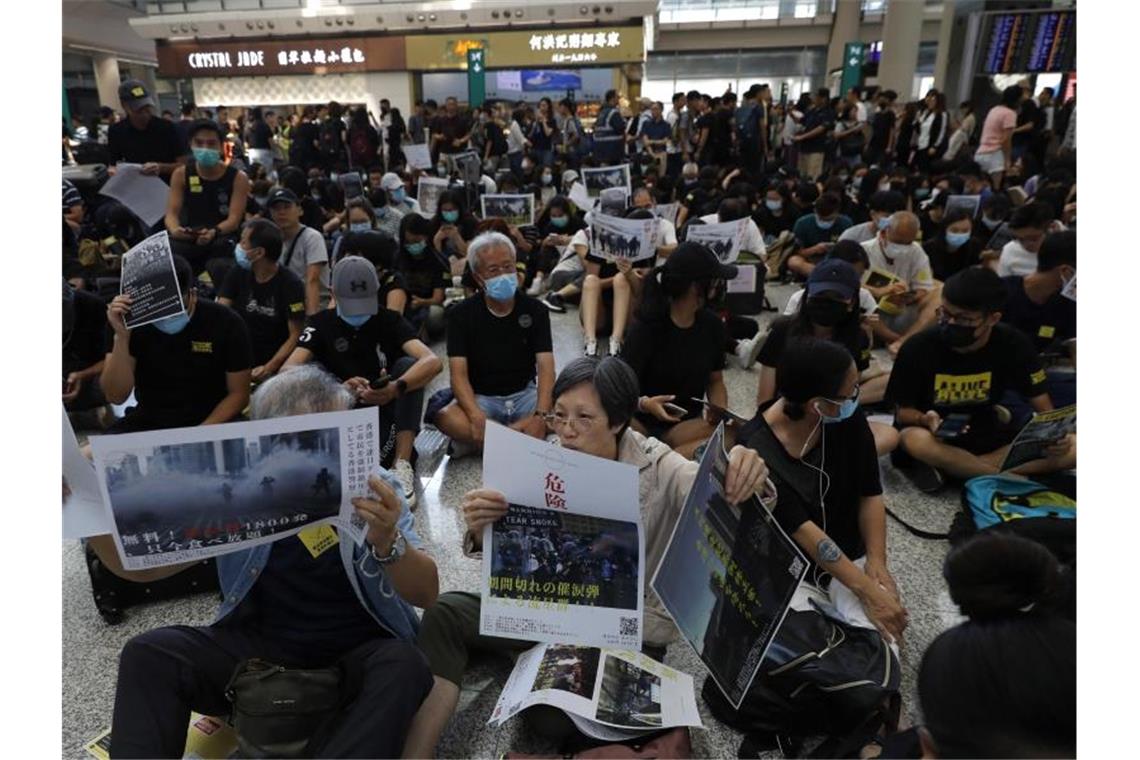 Proteste am Hongkonger Flughafen Demonstranten protestieren auf dem Flughafen in Hongkong. Foto: Vincent Thian/AP