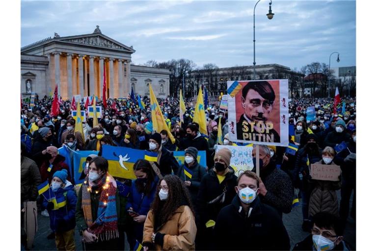 Demonstranten protestieren auf dem Königsplatz in München unter dem Motto „Frieden in Europa, Solidarität mit der Ukraine“ gegen den Krieg in der Ukraine. Foto: Sven Hoppe/dpa