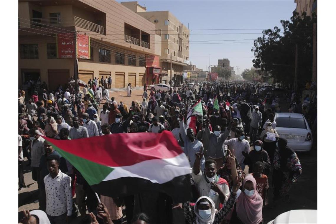 Vereinte Nationen starten Vermittlungsprozess im Sudan Demonstranten protestieren Ende Dezember 2021 gegen den Militärputsch vom Oktober. Foto: Marwan Ali/AP/dpa/Archiv