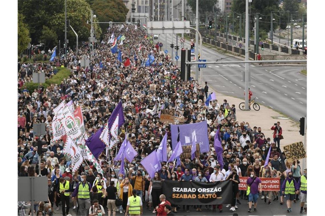 Demonstranten protestieren gegen die Entlassung des Chefredakteurs der ungarischen Nachrichtenwebsite Index.hu. Foto: Zsolt Szigetvary/MTI/AP/dpa