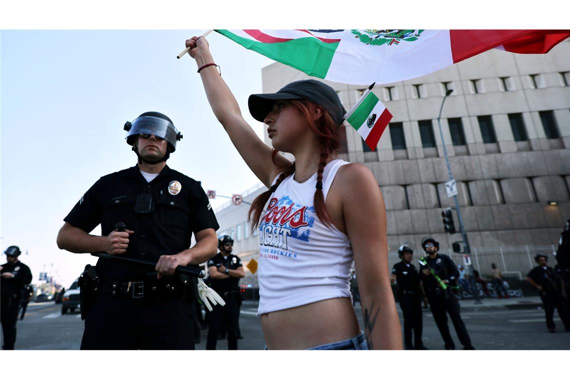 Trump deutet Kurswechsel in seiner Migrationspolitik an Demonstranten protestieren gegen die Festnahmen und Abschiebungen durch die US-Einwanderungsbehörde ICE.