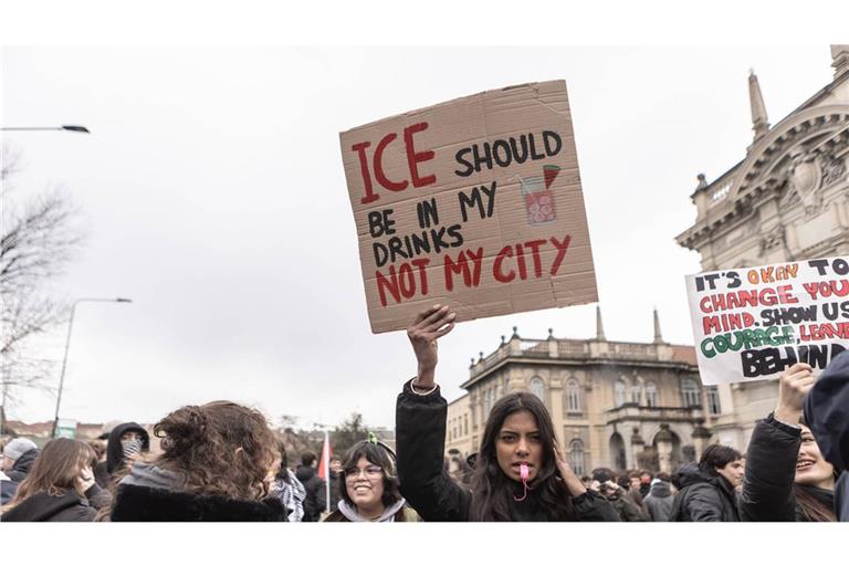 Demonstranten protestieren gegen die ICE-Präsenz in Mailand.
