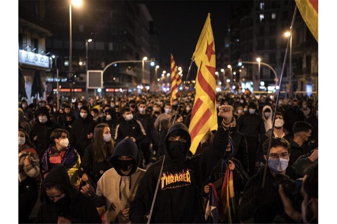 Rapper in Haft: Vierte Krawall-Nacht in Folge in Spanien Demonstranten protestieren gegen die Verhaftung des Rappers Hasel. Foto: Felipe Dana/AP/dpa