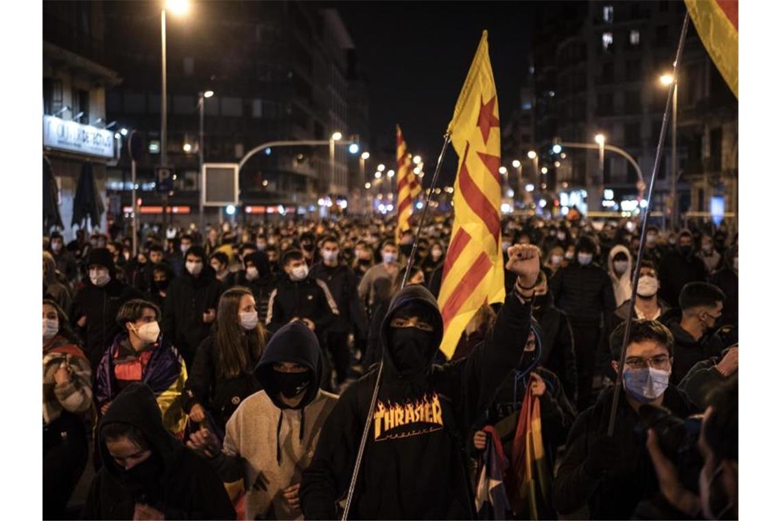 Demonstranten protestieren gegen die Verhaftung des Rappers Hasel. Foto: Felipe Dana/AP/dpa