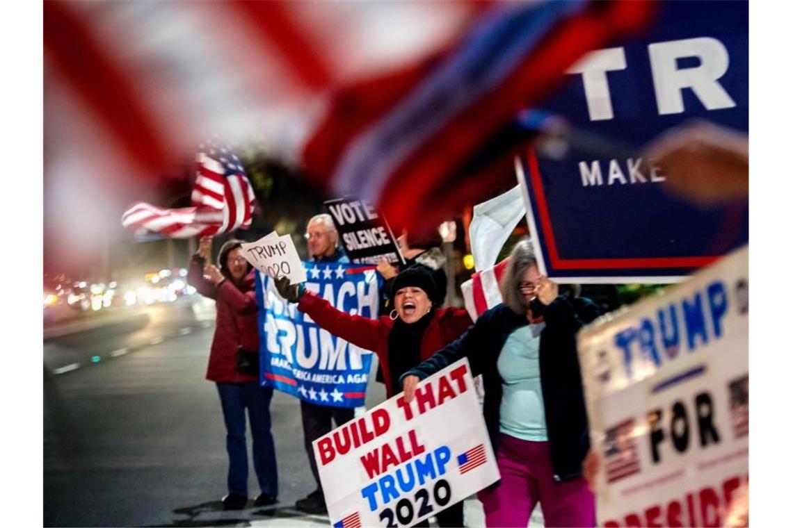 Hitzige Debatte im US-Kongress vor Impeachment-Votum Demonstranten protestieren im kalifornischen Claremont mit Plakaten gegen das Amtsenthebungsverfahren. Foto: Watchara Phomicinda/Orange County Register via ZUMA/dpa