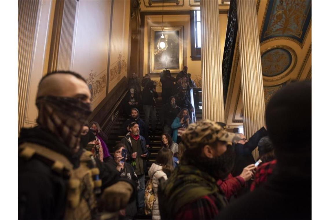 Demonstranten protestieren im Parlament von Michigan und fordern die Aufhebung der Notstandversorgung. Foto: Nicole Hester/Ann Arbor News/dpa