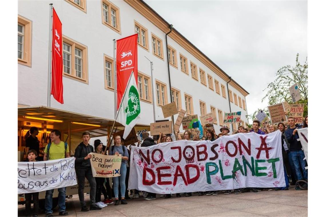 Ettlingen: SPD-Regionalkonferenz im Zeichen der Klimadebatte Demonstranten protestieren im Vorfeld der SPD-Regionalkonferenz in der Schlossgartenhalle in Ettlingen. Foto: Philipp von Ditfurth