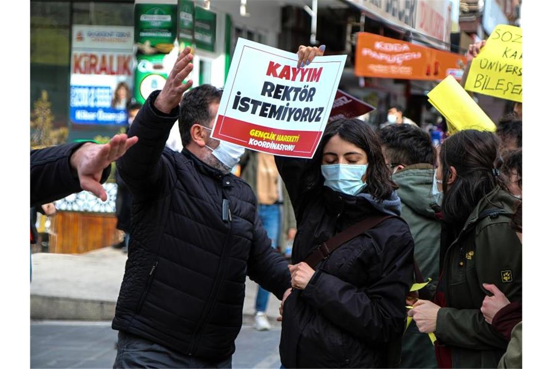 Demonstranten protestieren in Ankara, während sie vom Polizisten bedrängt werden. Foto: Tunahan Turhan/SOPA Images via ZUMA Wire/dpa