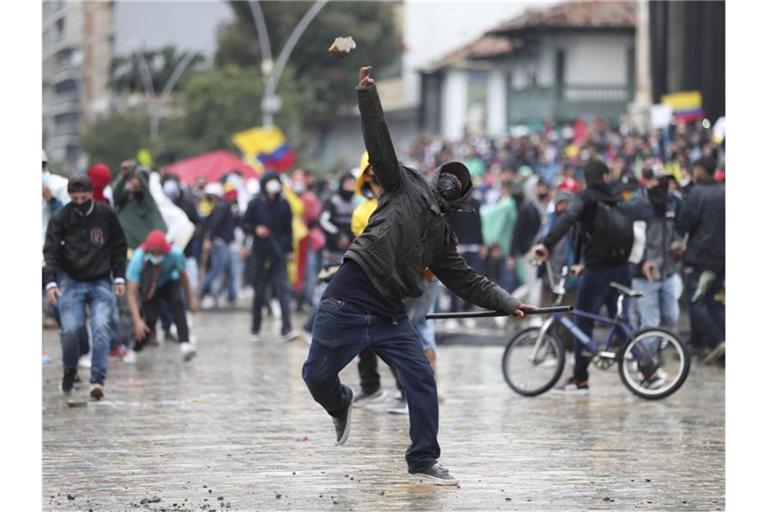 Demonstranten protestieren in Kolumbien weiter. Foto: Fernando Vergara/AP/dpa