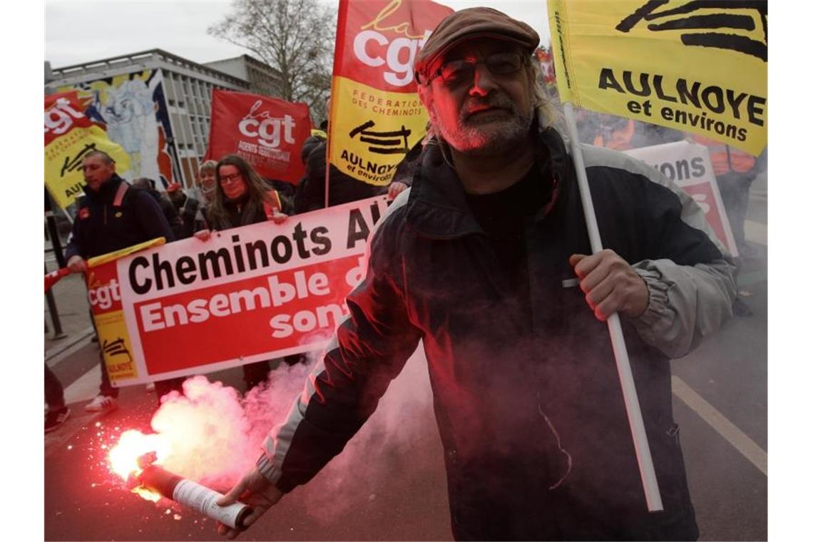Demonstranten protestieren in Lille gegen die geplante Rentenreform. Foto: Michel Spingler/AP/dpa