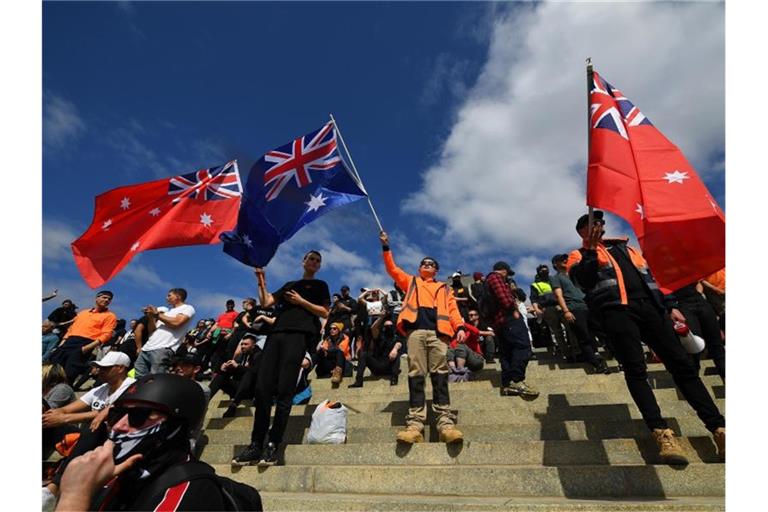 Demonstranten protestieren in Melbourne gegen die Corona-Maßnahmen der Regierung. Foto: James Ross/AAP/dpa