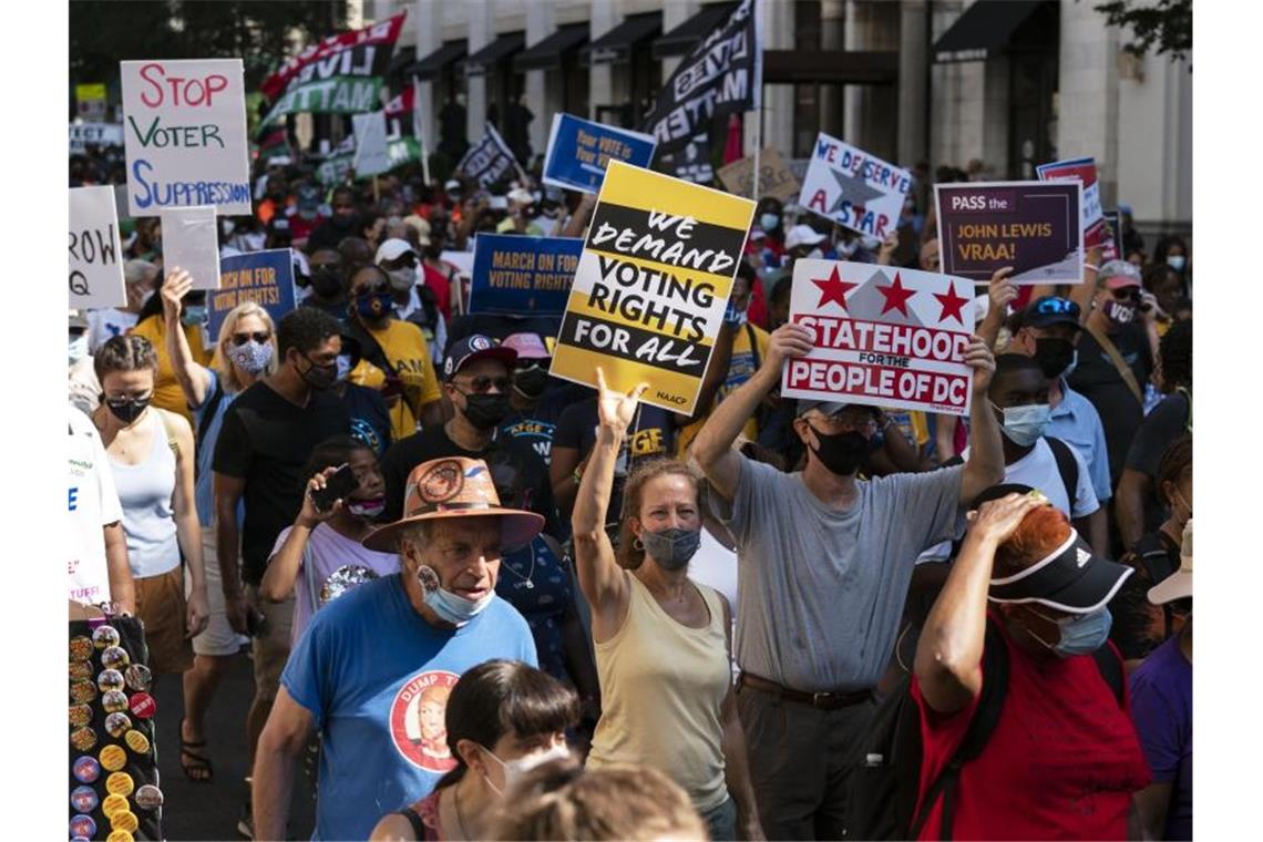 Demonstranten protestieren in Washington DC gegen Wahlrechtsreformen. Das Parlament im US-Staat Texas hat umstrittene Wahlrechtsänderungen beschlossen. Foto: Jose Luis Magana/AP/dpa