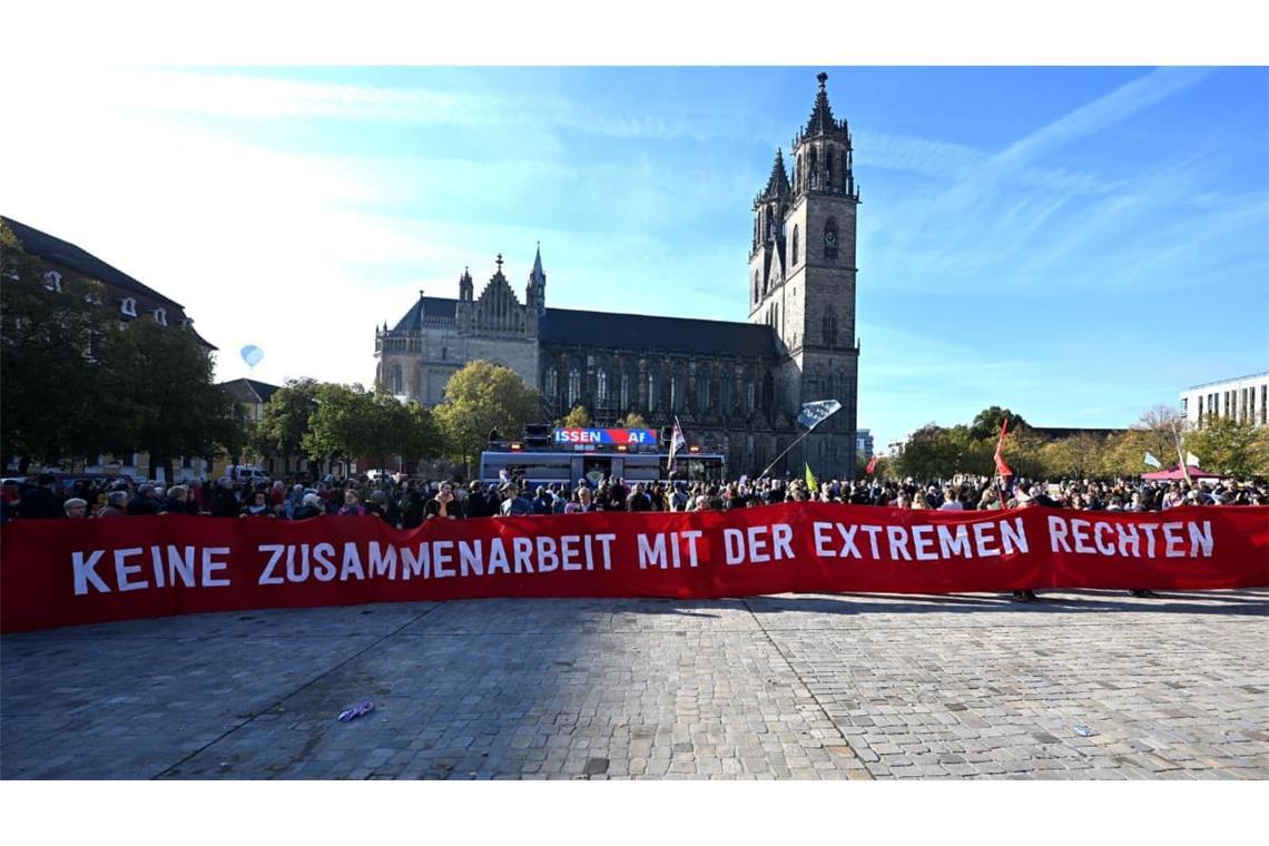 Demonstranten protestieren mit einem Banner mit der Aufschrift "Keine Zusammenarbeit mit der extremen Rechten" vor der konstituierenden Sitzung des Landtags von Sachsen-Anhalt.