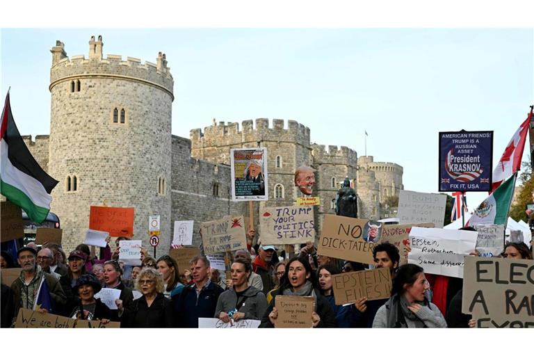 Demonstranten protestieren vor dem Schloss Windsor gegen den Besuch von Donald Trump.