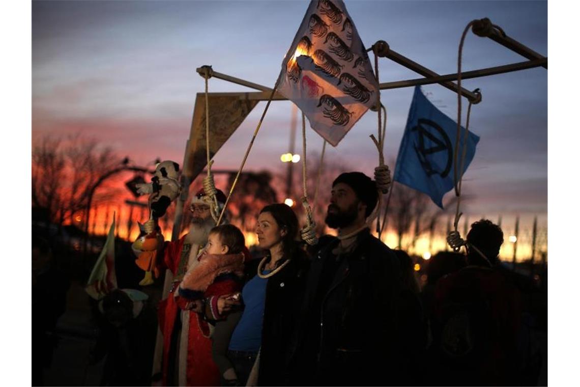 Demonstranten protestieren vor der COP25-Klimakonferenz. Foto: Manu Fernandez/AP/dpa