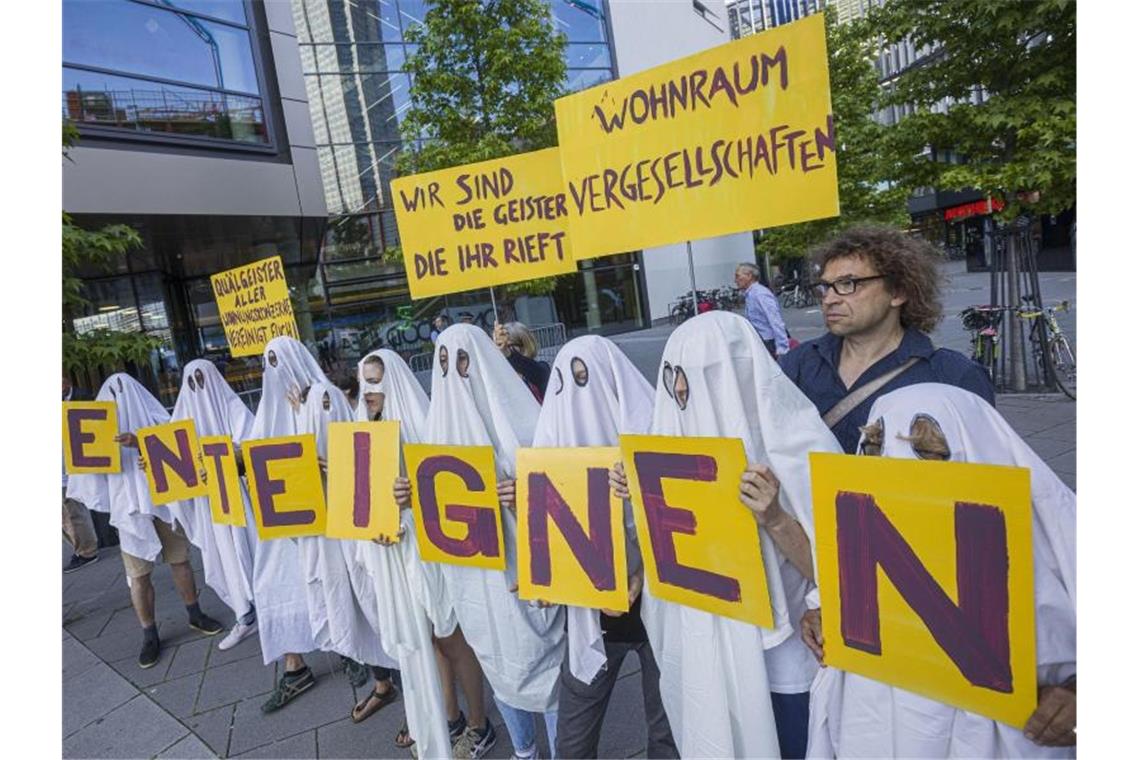Demonstranten protestieren vor der Hauptversammlung des Immobilienkonzerns Deutsche Wohnen in Frankfurt am Main. Foto: Frank Rumpenhorst