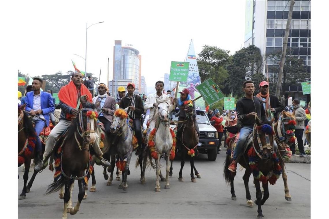 Kämpfe in Nord-Äthiopien: Berichte über Massaker an Familien Demonstranten reiten durch Äthiopiens Hauptstadt Addis Abeba, um ihr Bekenntnis zur Unterstützung der nationalen Armee im Kampf gegen die Partei Volksbefreiungsfront von Tigray (TPLF) zu erneuern. Foto: Stringer/AP/dpa